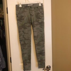 Abercrombie & Fitch Camo Size 4 Zip Bottom Jeans